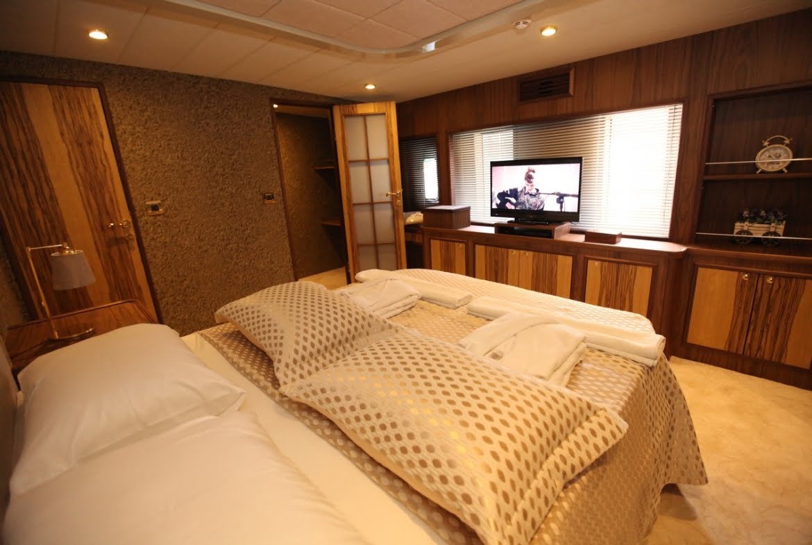 Crewed Motor Yacht Charter in Turkey Platinyachting.com