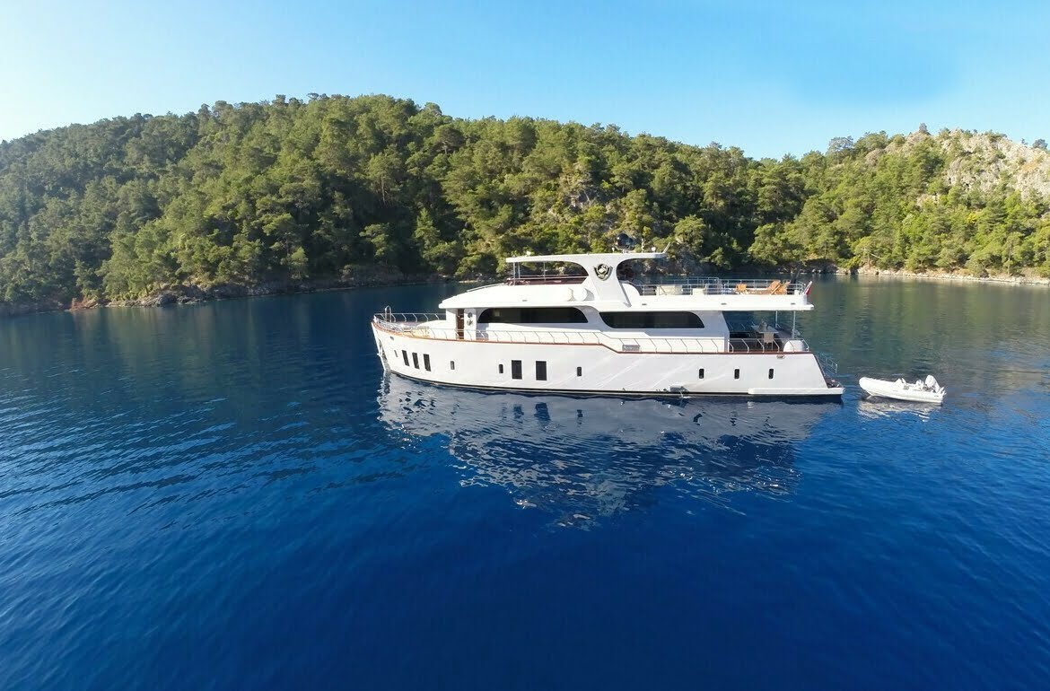 Crewed Motor Yacht Charter in Turkey Platinyachting.com