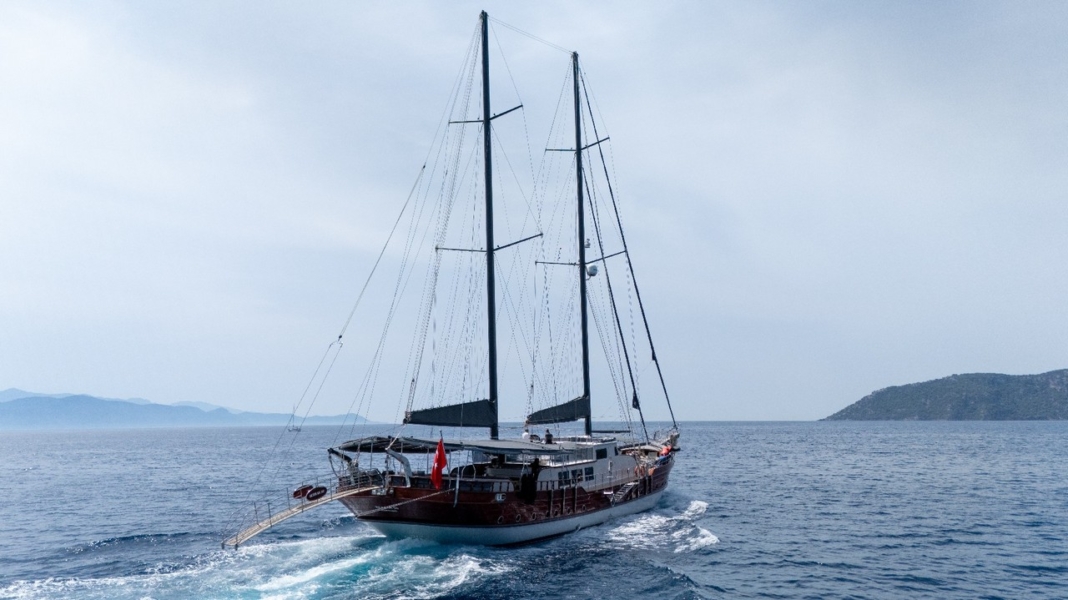 Charter the Berrak Su gulet in Turkey — sail the Turkish Riviera in luxury with 6 cabins, water toys, stunning coves, and premium service.
