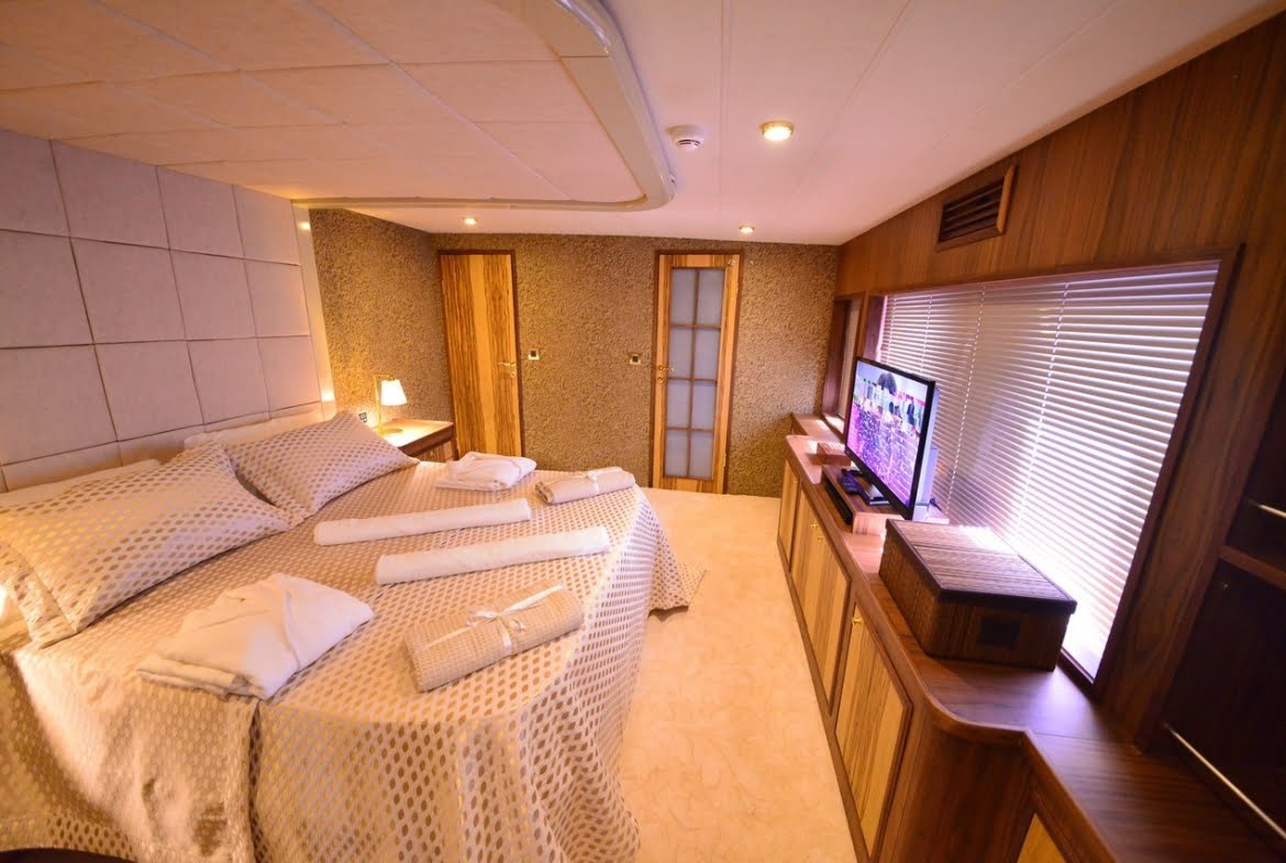 Crewed Motor Yacht Charter in Turkey Platinyachting.com