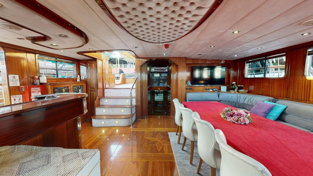 Dear Lila is a luxury gulet with 6 cabins for up to 12 guests, ideal for private Blue Cruise holidays along Turkey’s Aegean coast.