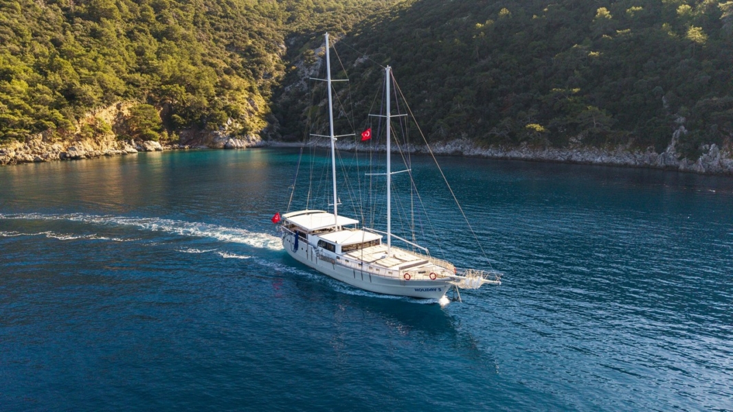 Holiday 5 Gulet offers 10 cabins and accommodation for 20 guests. Perfect for families, groups, or friends seeking an exclusive yacht charter.