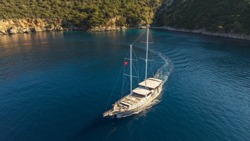 Holiday 5 Gulet offers 10 cabins and accommodation for 20 guests. Perfect for families, groups, or friends seeking an exclusive yacht charter.