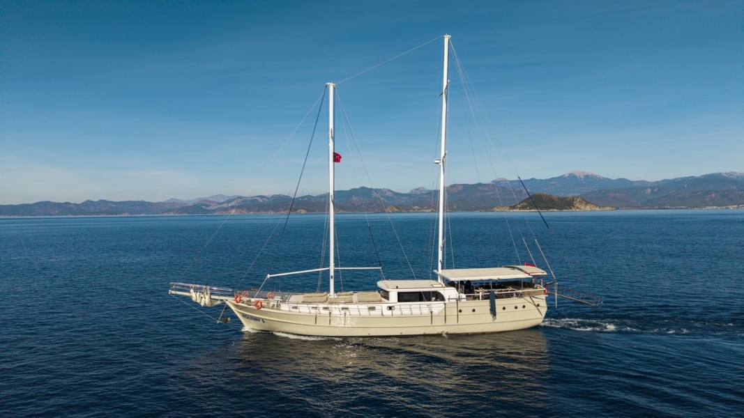 Holiday 5 Gulet offers 10 cabins and accommodation for 20 guests. Perfect for families, groups, or friends seeking an exclusive yacht charter.