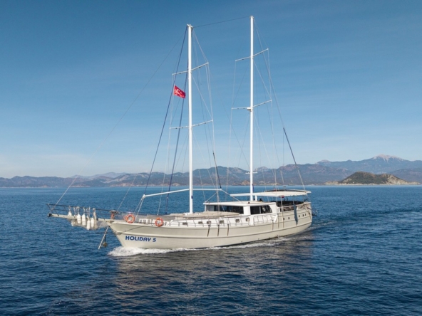 Holiday 5 Gulet offers 10 cabins and accommodation for 20 guests. Perfect for families, groups, or friends seeking an exclusive yacht charter.