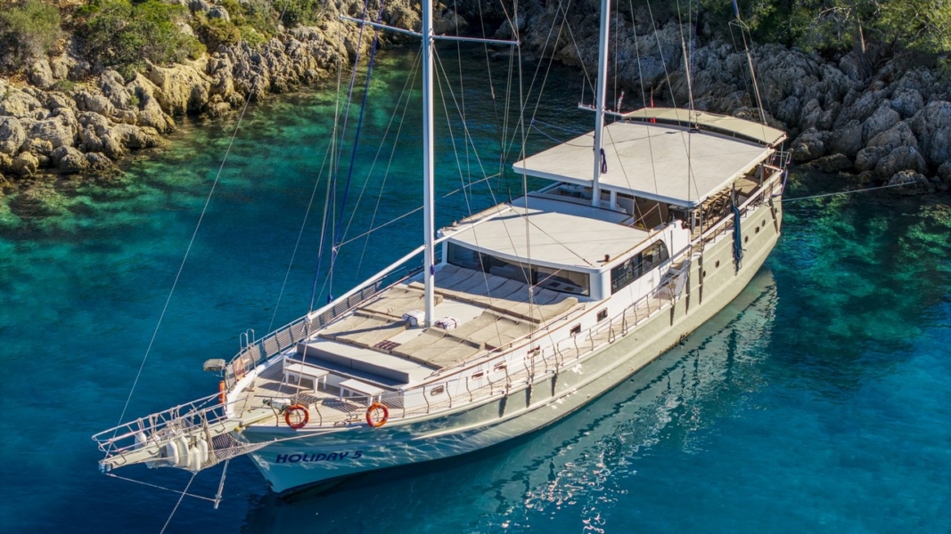 Holiday 5 Gulet offers 10 cabins and accommodation for 20 guests. Perfect for families, groups, or friends seeking an exclusive yacht charter.