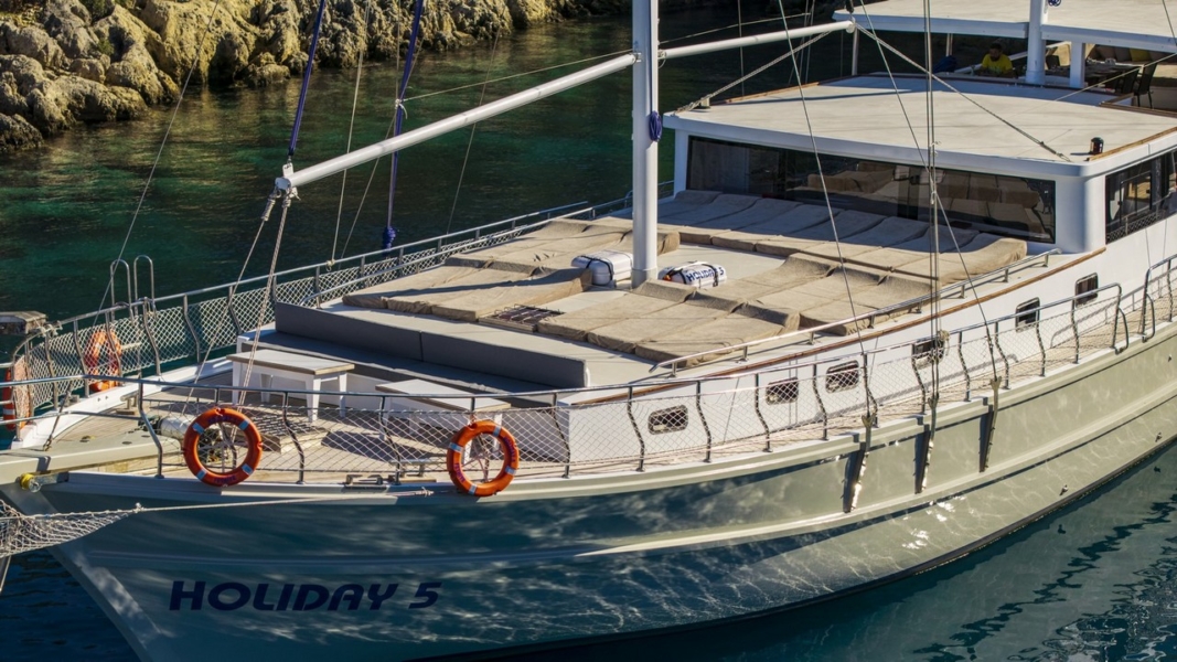 Holiday 5 Gulet offers 10 cabins and accommodation for 20 guests. Perfect for families, groups, or friends seeking an exclusive yacht charter.