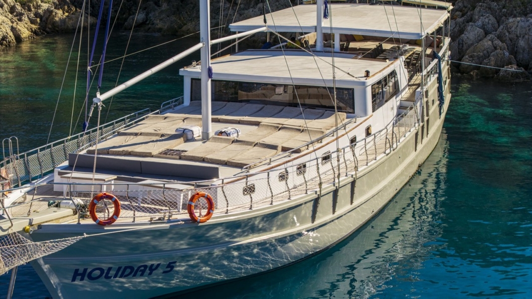 Holiday 5 Gulet offers 10 cabins and accommodation for 20 guests. Perfect for families, groups, or friends seeking an exclusive yacht charter.