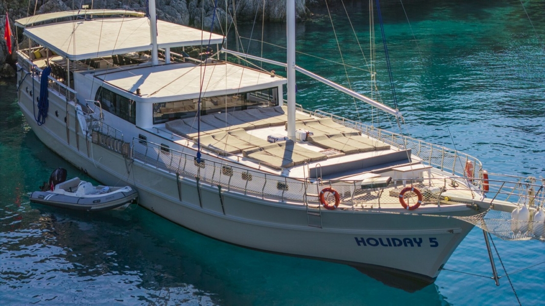 Holiday 5 Gulet offers 10 cabins and accommodation for 20 guests. Perfect for families, groups, or friends seeking an exclusive yacht charter.