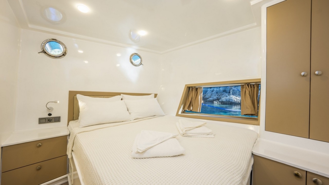 Holiday 5 Gulet offers 10 cabins and accommodation for 20 guests. Perfect for families, groups, or friends seeking an exclusive yacht charter.