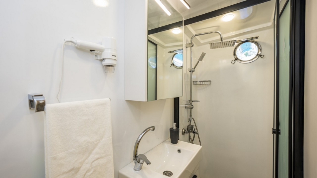 Holiday 5 Gulet offers 10 cabins and accommodation for 20 guests. Perfect for families, groups, or friends seeking an exclusive yacht charter.