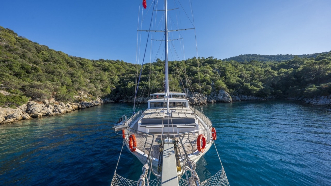 Holiday 5 Gulet offers 10 cabins and accommodation for 20 guests. Perfect for families, groups, or friends seeking an exclusive yacht charter.