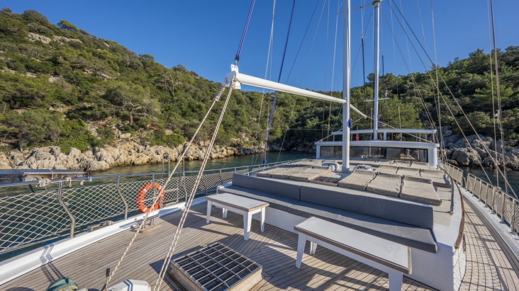 Holiday 5 Gulet offers 10 cabins and accommodation for 20 guests. Perfect for families, groups, or friends seeking an exclusive yacht charter.