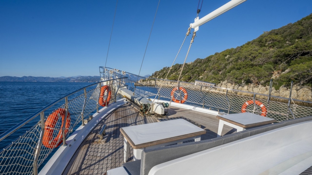 Holiday 5 Gulet offers 10 cabins and accommodation for 20 guests. Perfect for families, groups, or friends seeking an exclusive yacht charter.