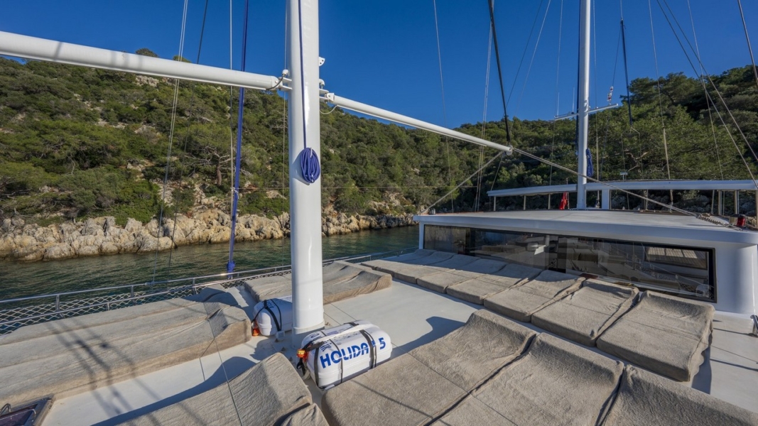 Holiday 5 Gulet offers 10 cabins and accommodation for 20 guests. Perfect for families, groups, or friends seeking an exclusive yacht charter.