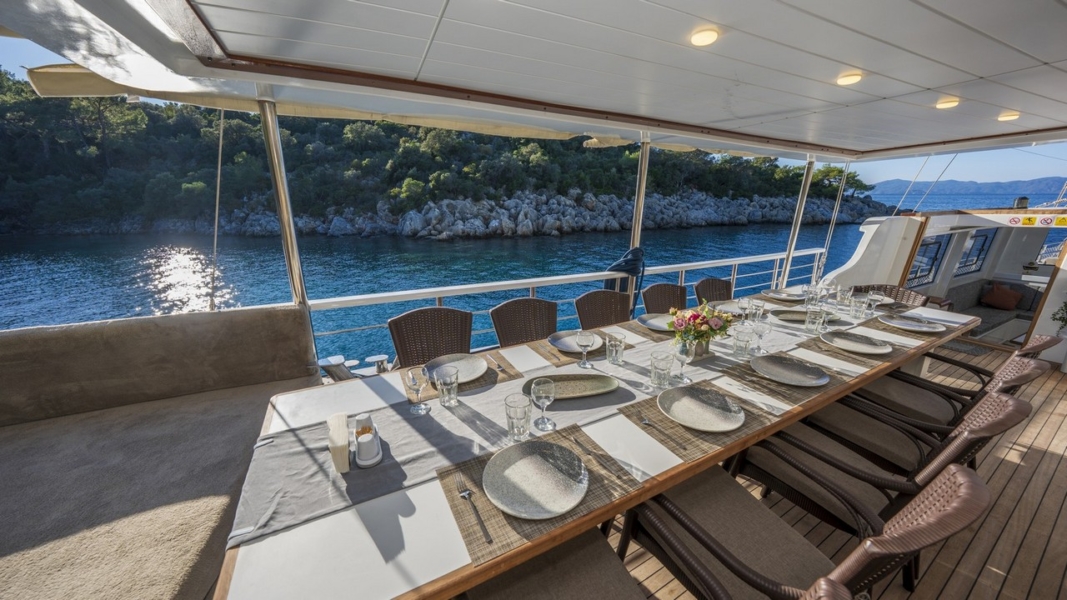 Holiday 5 Gulet offers 10 cabins and accommodation for 20 guests. Perfect for families, groups, or friends seeking an exclusive yacht charter.