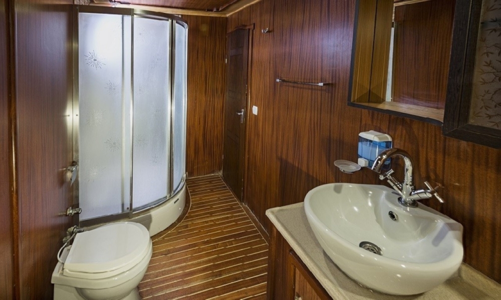 S Nur Taylan: Luxury 34m gulet with 8 cabins for 18 guests. Full crew, sun decks, jacuzzi, and water sports along Turkey’s scenic coasts.