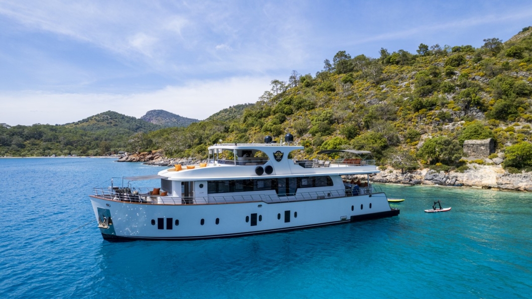 Simay S Trawler in Turkey. Luxury trawler yacht with 5 cabins for 10 guests, professional crew, jacuzzi and Blue Cruise routes.