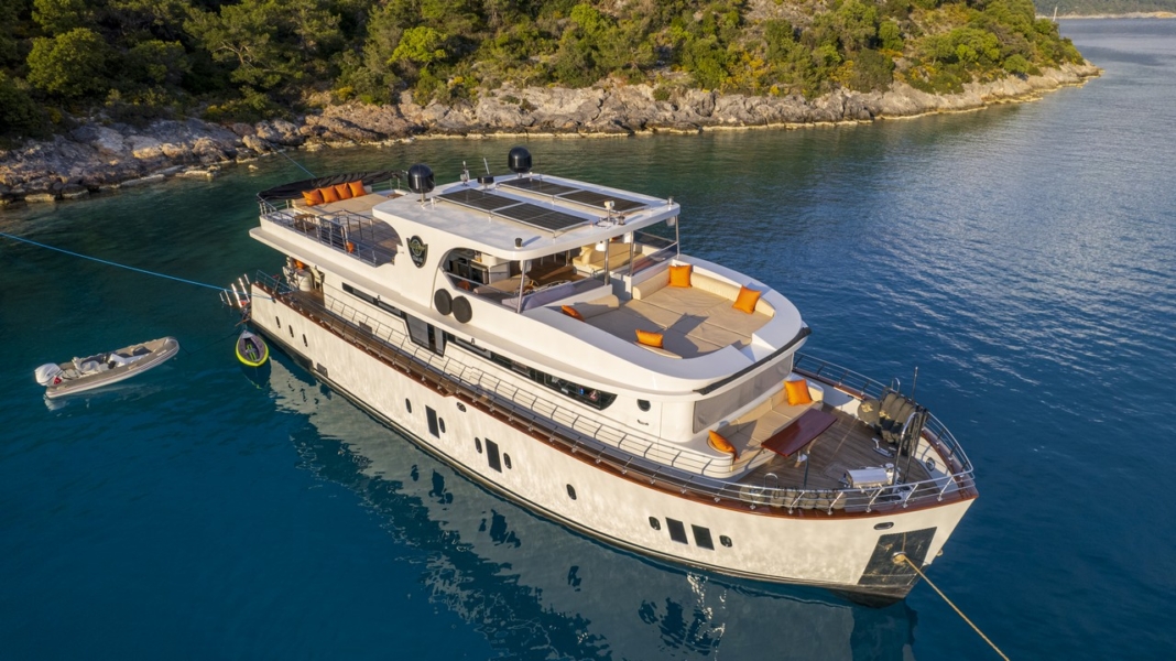 Simay S Trawler in Turkey. Luxury trawler yacht with 5 cabins for 10 guests, professional crew, jacuzzi and Blue Cruise routes.
