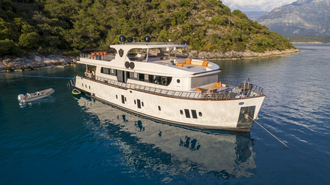 Simay S Trawler in Turkey. Luxury trawler yacht with 5 cabins for 10 guests, professional crew, jacuzzi and Blue Cruise routes.