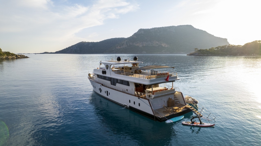 Simay S Trawler in Turkey. Luxury trawler yacht with 5 cabins for 10 guests, professional crew, jacuzzi and Blue Cruise routes.