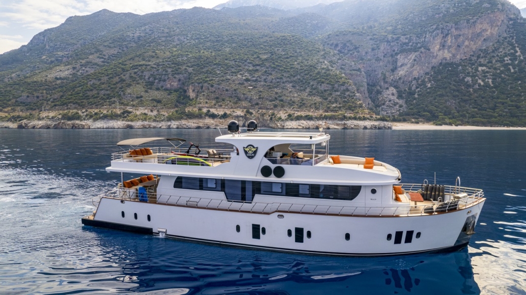 Simay S Trawler in Turkey. Luxury trawler yacht with 5 cabins for 10 guests, professional crew, jacuzzi and Blue Cruise routes.