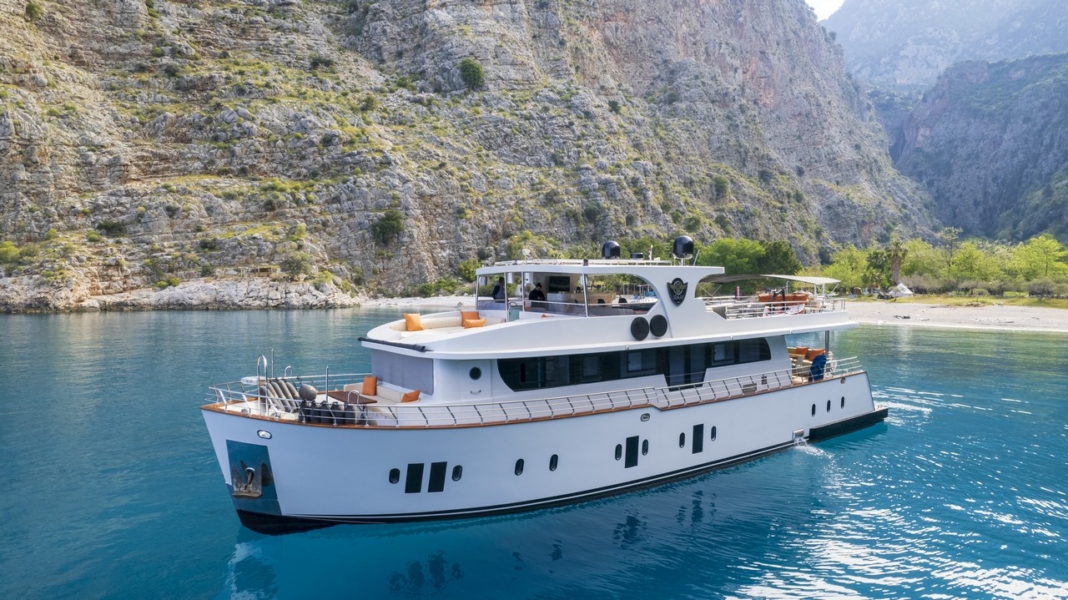 Simay S Trawler in Turkey. Luxury trawler yacht with 5 cabins for 10 guests, professional crew, jacuzzi and Blue Cruise routes.
