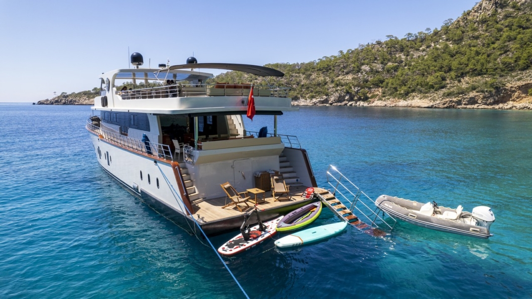 Simay S Trawler in Turkey. Luxury trawler yacht with 5 cabins for 10 guests, professional crew, jacuzzi and Blue Cruise routes.