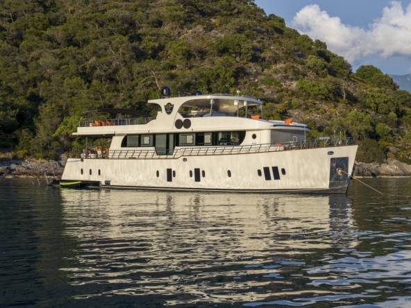Simay S Trawler in Turkey. Luxury trawler yacht with 5 cabins for 10 guests, professional crew, jacuzzi and Blue Cruise routes.