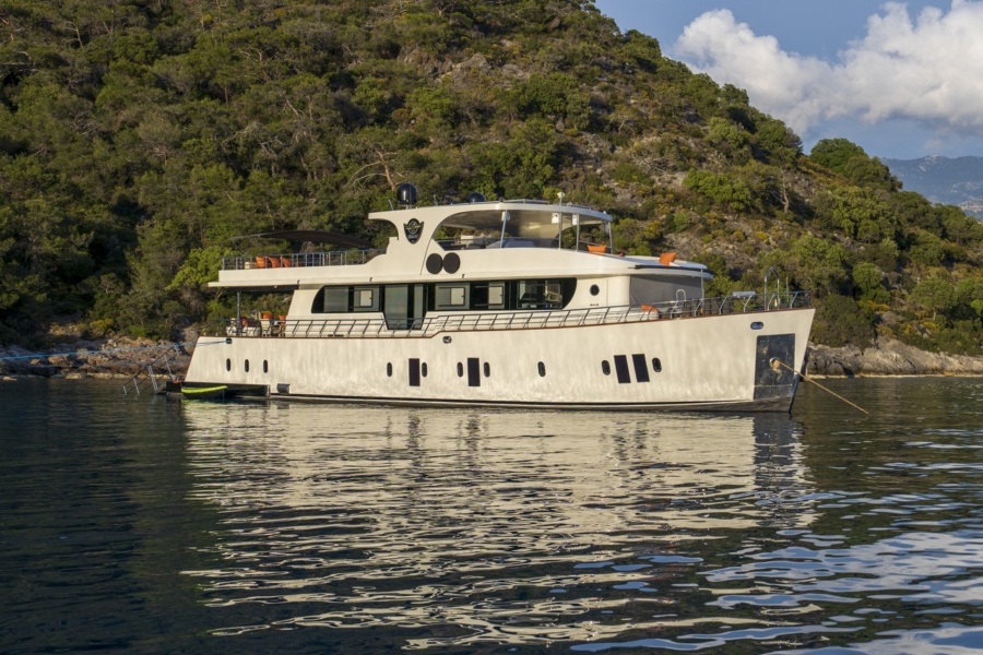 Simay S Trawler in Turkey. Luxury trawler yacht with 5 cabins for 10 guests, professional crew, jacuzzi and Blue Cruise routes.