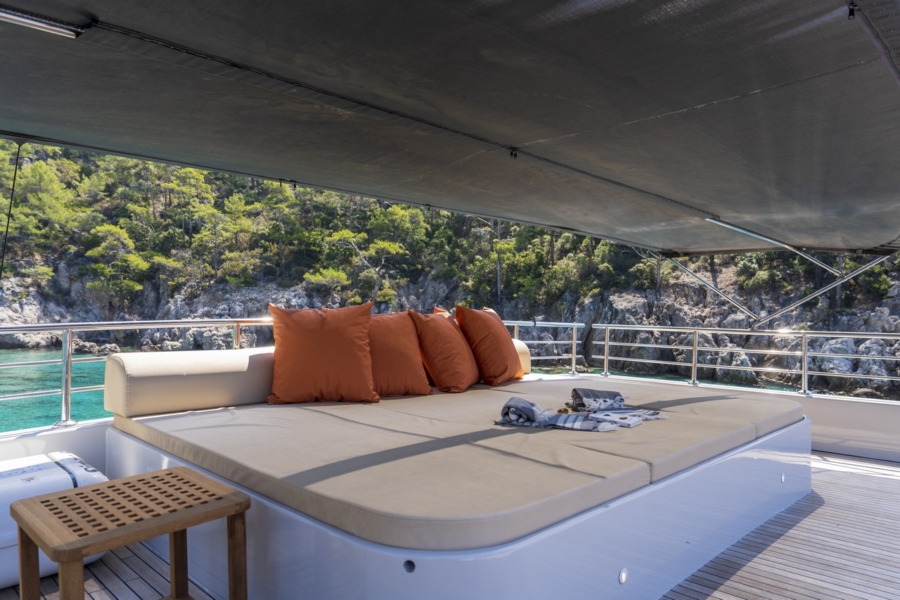 Simay S Trawler in Turkey. Luxury trawler yacht with 5 cabins for 10 guests, professional crew, jacuzzi and Blue Cruise routes.