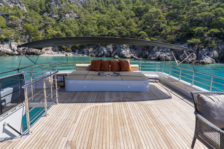 Simay S Trawler in Turkey. Luxury trawler yacht with 5 cabins for 10 guests, professional crew, jacuzzi and Blue Cruise routes.