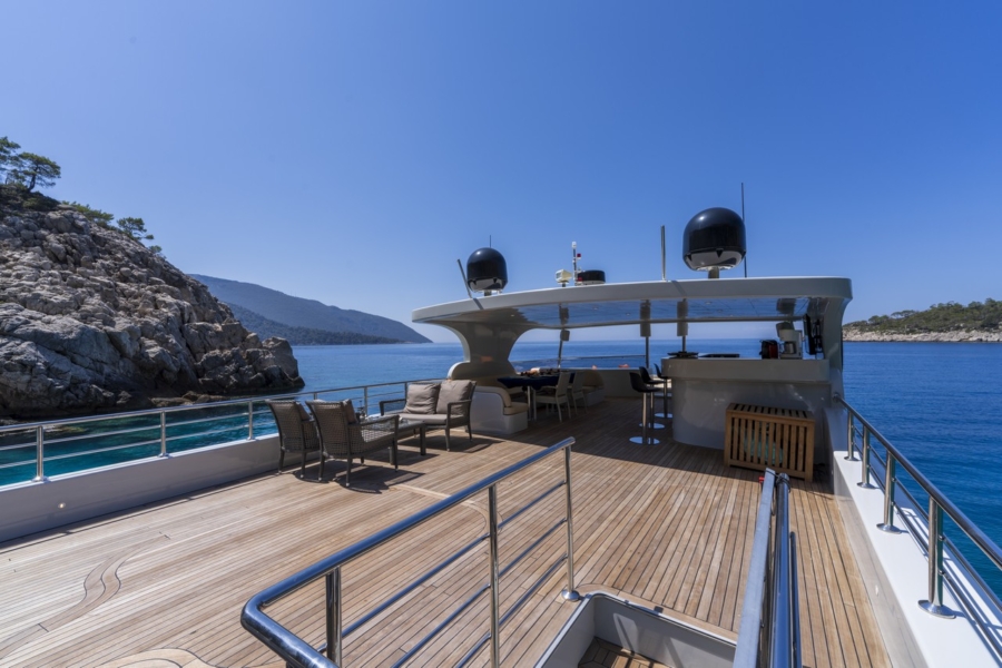 Simay S Trawler in Turkey. Luxury trawler yacht with 5 cabins for 10 guests, professional crew, jacuzzi and Blue Cruise routes.