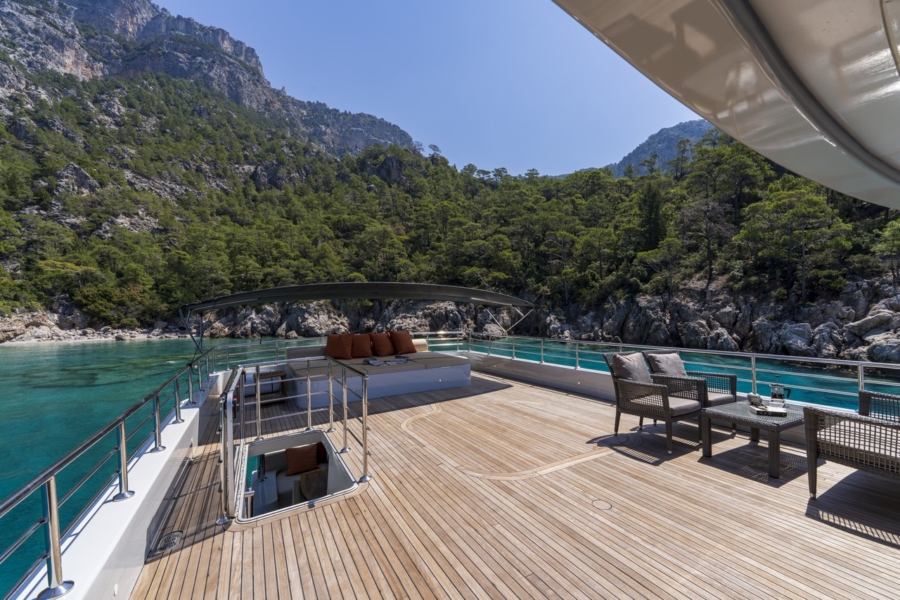 Simay S Trawler in Turkey. Luxury trawler yacht with 5 cabins for 10 guests, professional crew, jacuzzi and Blue Cruise routes.