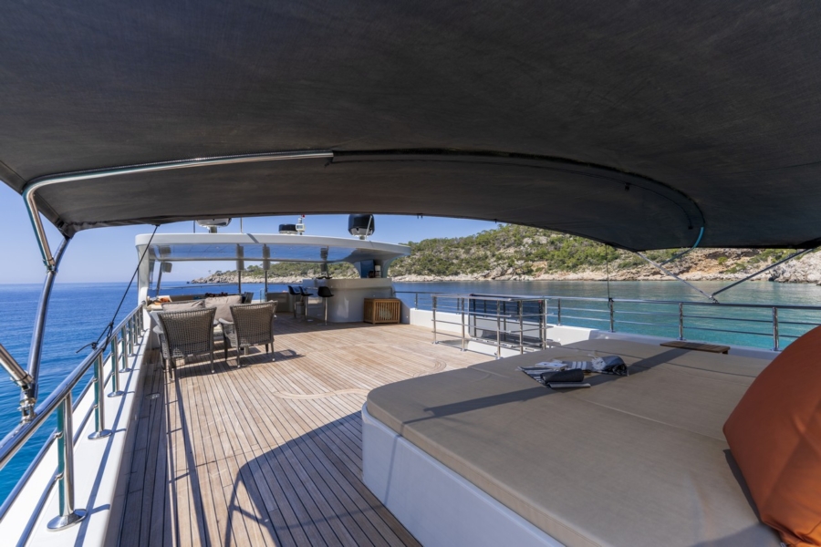 Simay S Trawler in Turkey. Luxury trawler yacht with 5 cabins for 10 guests, professional crew, jacuzzi and Blue Cruise routes.