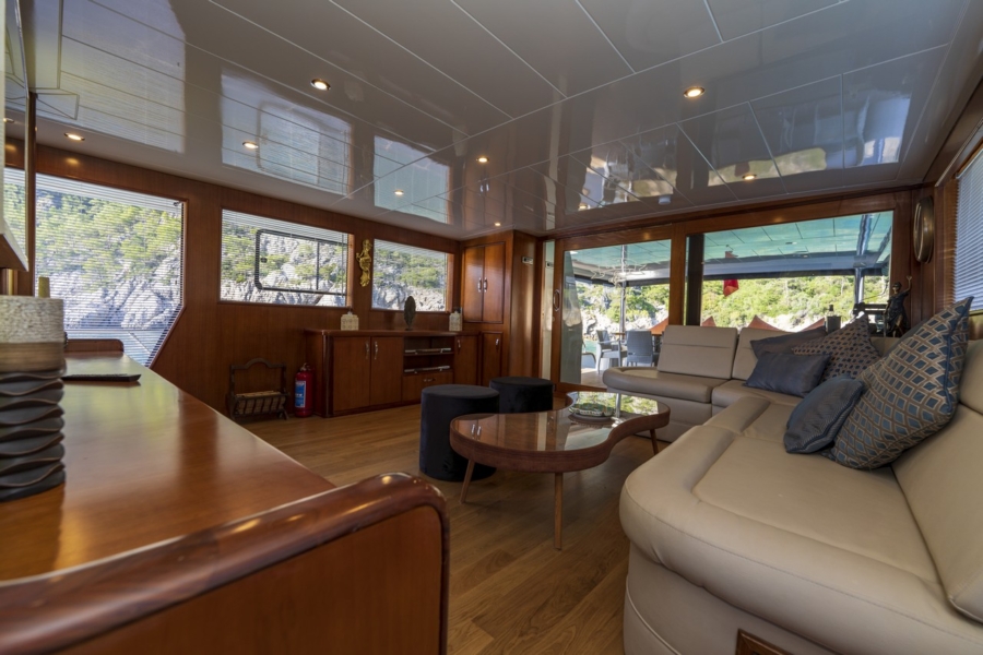 Simay S Trawler in Turkey. Luxury trawler yacht with 5 cabins for 10 guests, professional crew, jacuzzi and Blue Cruise routes.