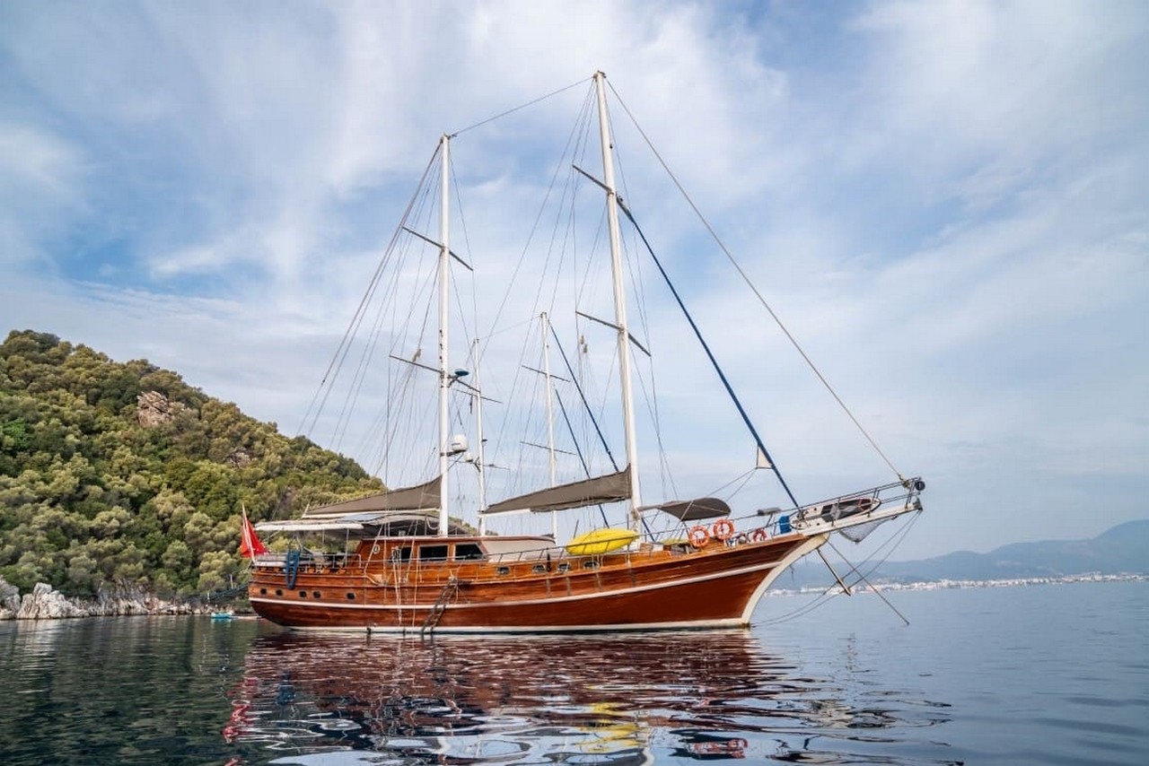 Enjoy a 5-cabin, 10-guest luxury Blue Cruise aboard Yücebey in Marmaris, Bodrum & Göcek. Fully crewed and elegant.