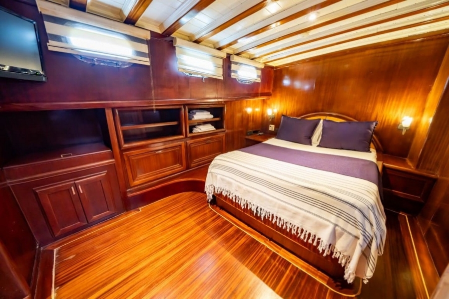 Enjoy a 5-cabin, 10-guest luxury Blue Cruise aboard Yücebey in Marmaris, Bodrum & Göcek. Fully crewed and elegant.