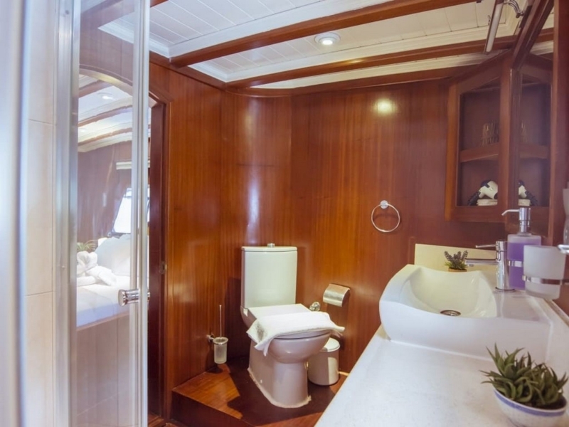 Enjoy a 5-cabin, 10-guest luxury Blue Cruise aboard Yücebey in Marmaris, Bodrum & Göcek. Fully crewed and elegant.