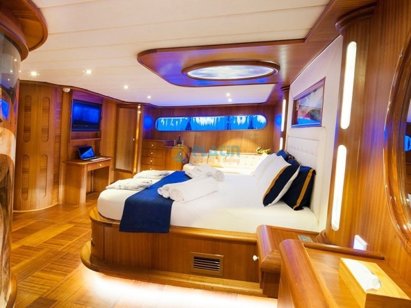 Deluxe Yacht Charter