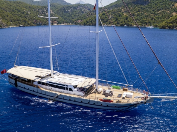 Should You Choose a Gulet or a Trawler