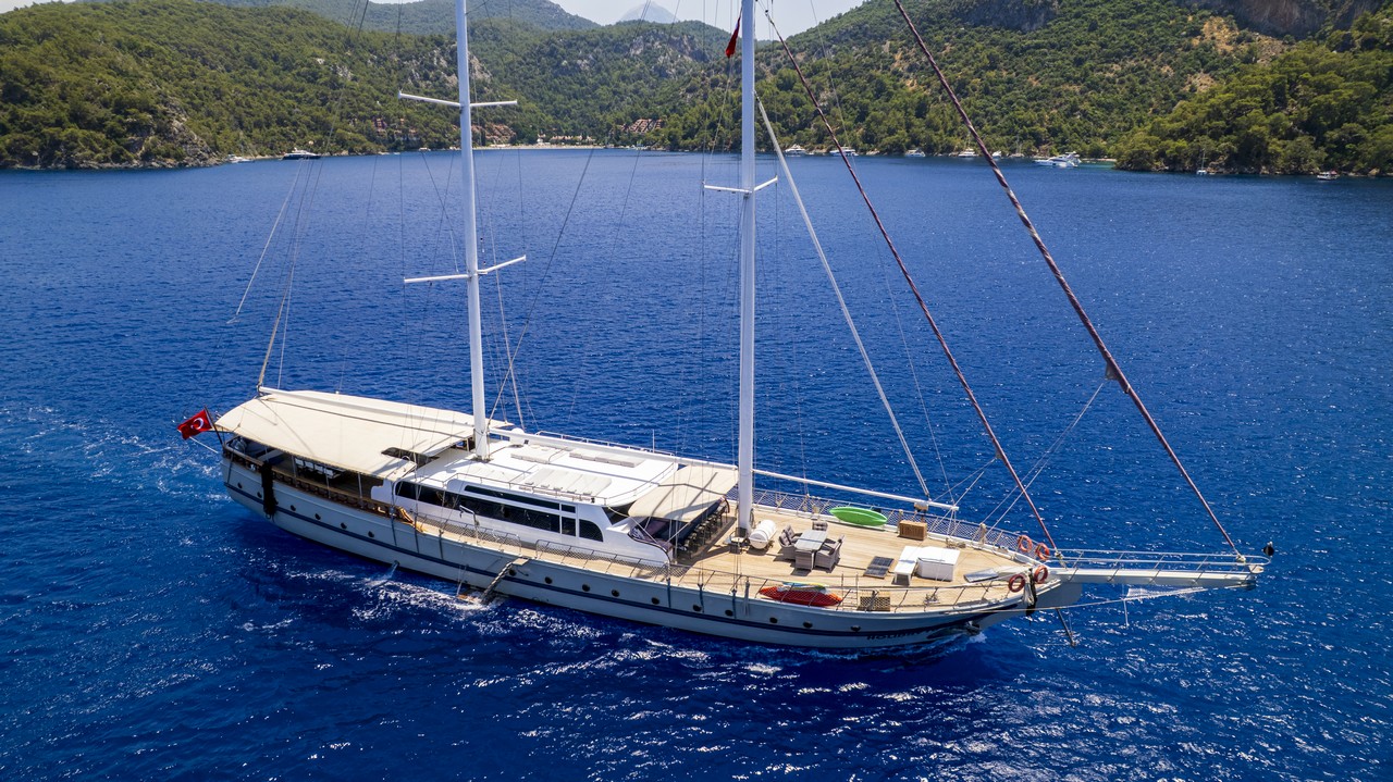 Should You Choose a Gulet or a Trawler