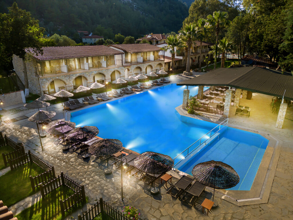 Boat Holiday vs Hotel Holiday — Key Differences