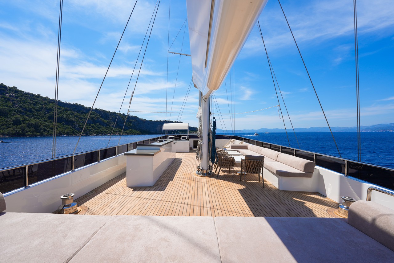 King of the Sea – Your Personal Floating Luxury Hotel