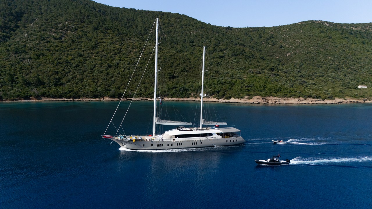 Is Chartering a 7-Cabin Yacht Like De Love Worth the Price