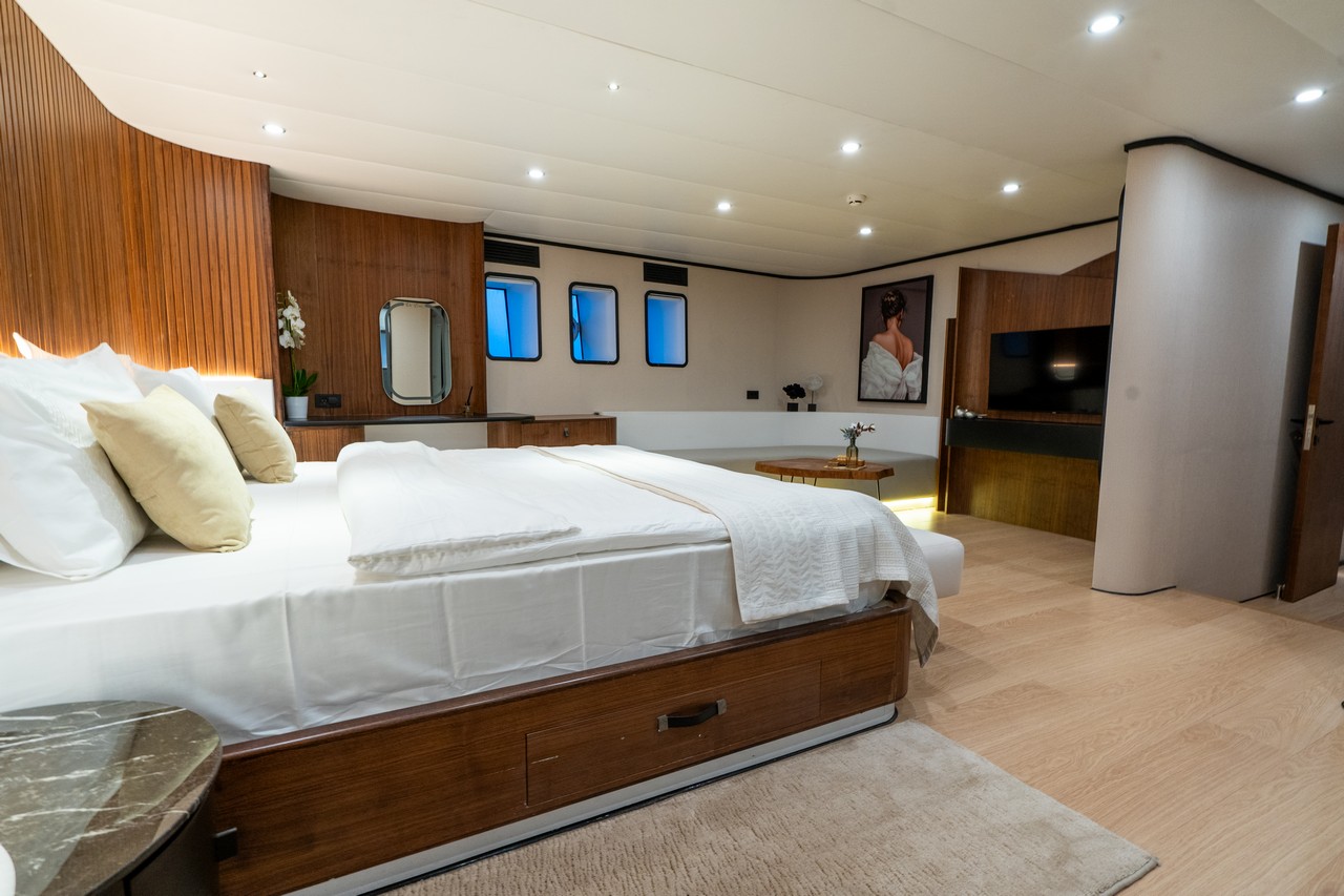 Is Chartering a 7-Cabin Yacht Like De Love Worth the Price