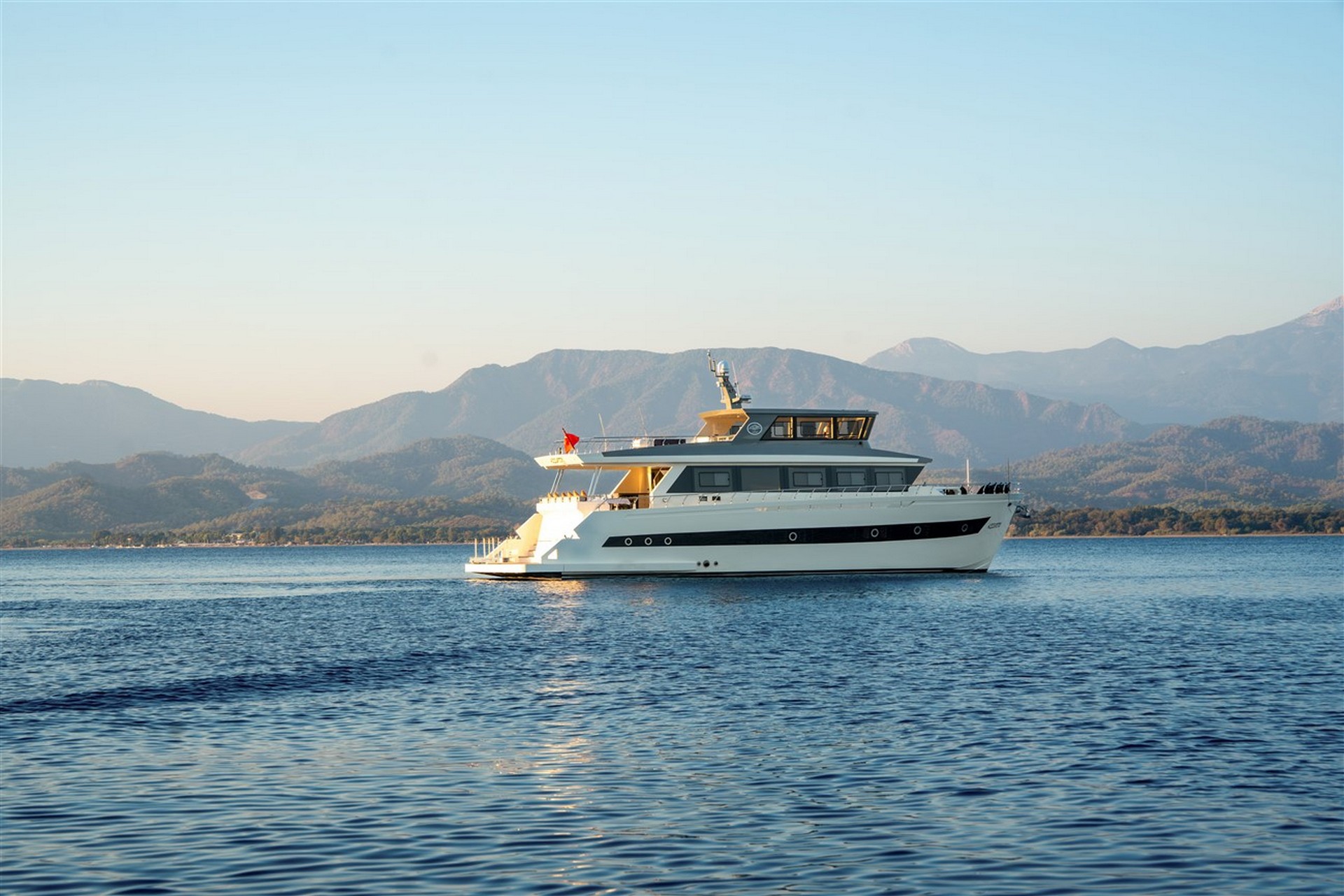Which Boat for a Blue Cruise Gulet, Motor Yacht & Trawler Comparison