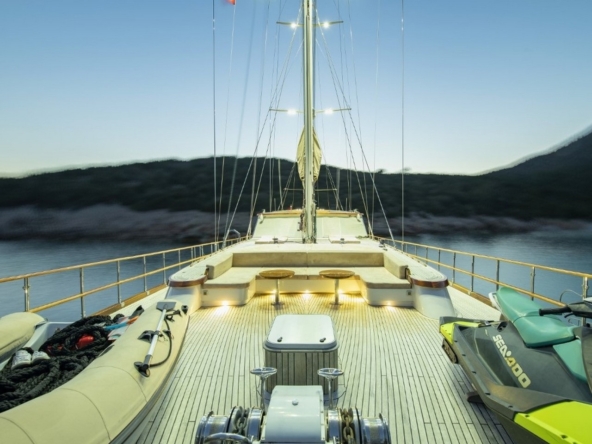 Discover how a gulet is prepared before charter—from crew briefings and route planning to safety checks and final inspections. A professional guide to seamless blue cruises