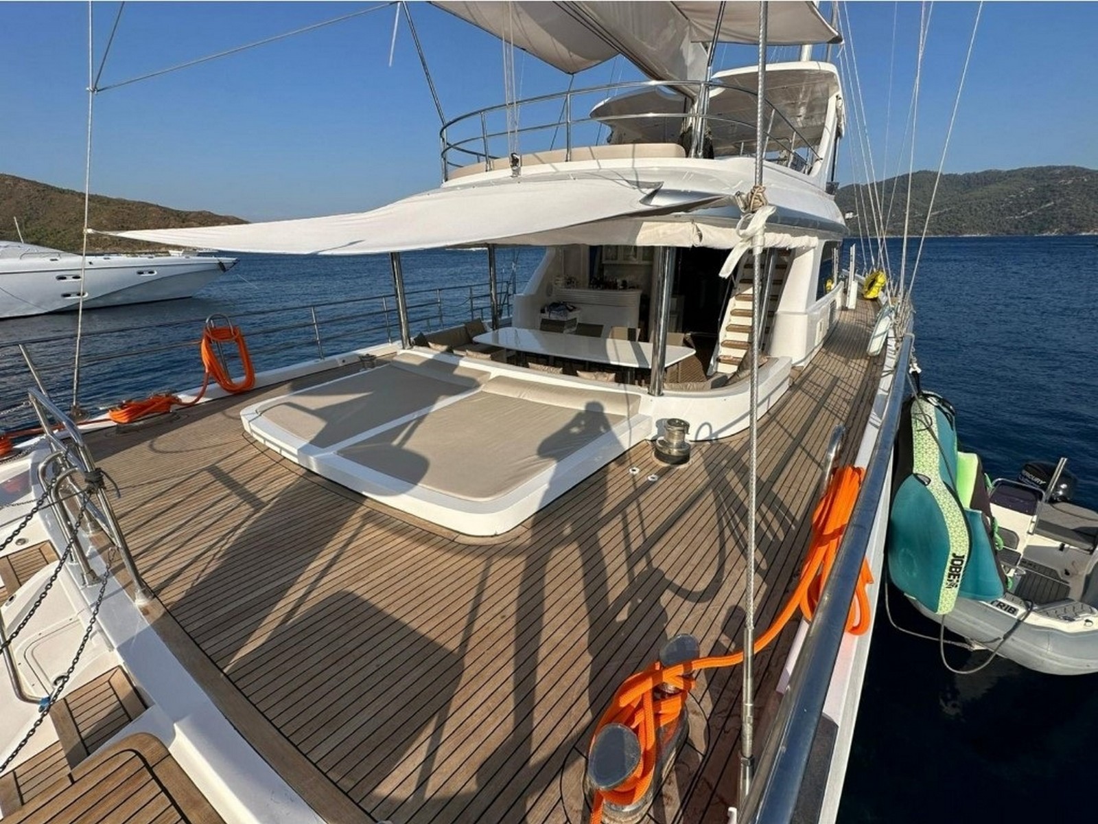 Learn how a gulet's daily operations are planned: guest comfort, route, meals, safety, and crew coordination explained.