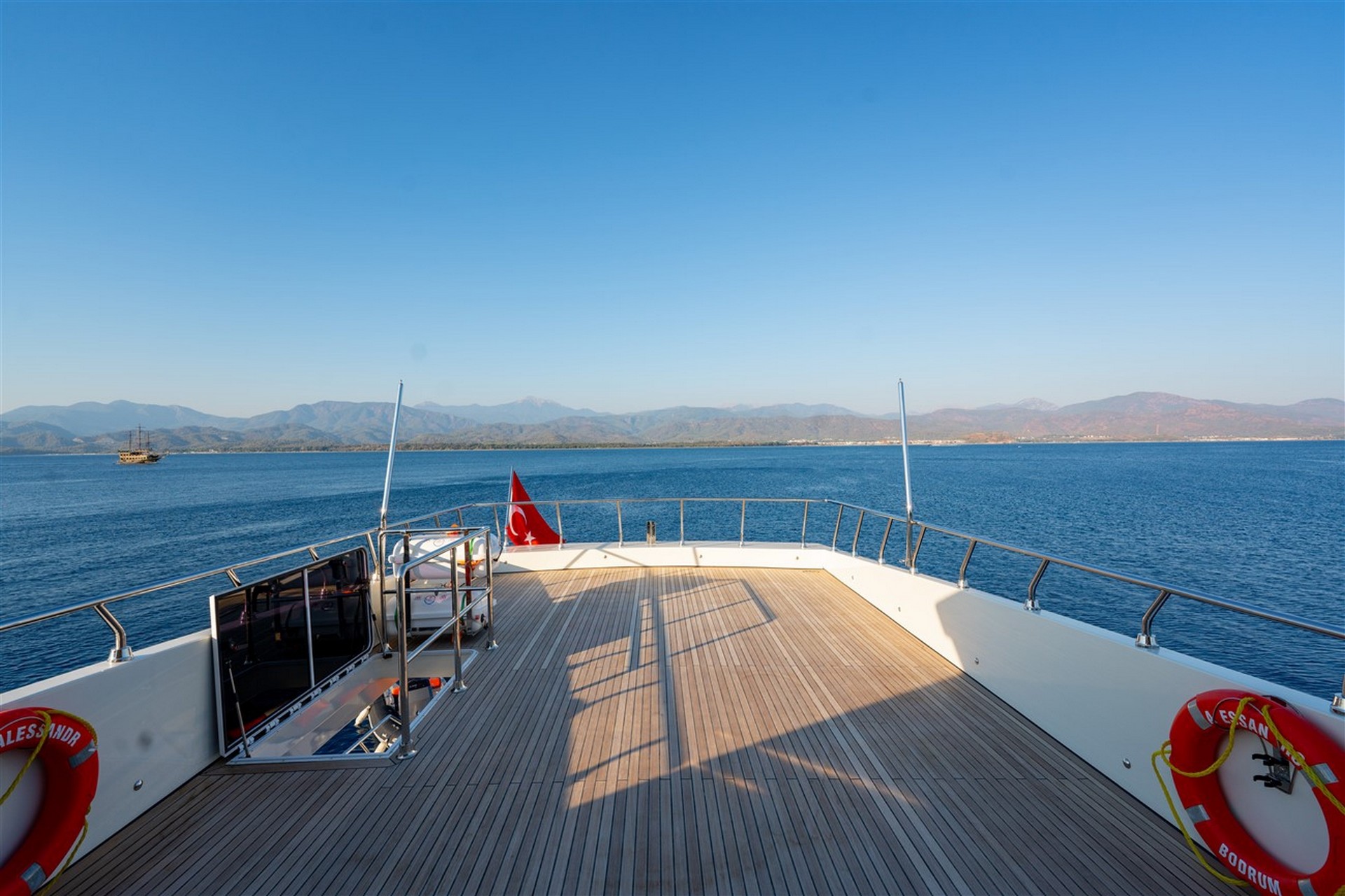 Learn how Wi-Fi works on Blue Cruise yachts in Turkey. Satellite vs mobile coverage, speeds, and remote work tips.